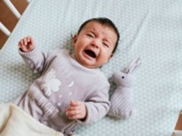 Bebé llorando porque tiene varicela.