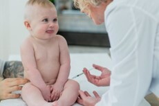 Doctora medicando el bebé con varicela
