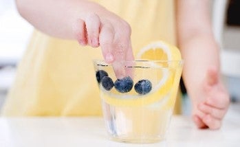 Agua con limón para controlar las náuseas 