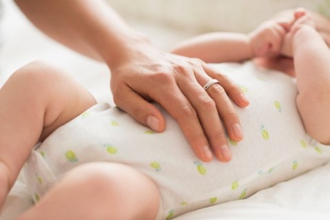Mamá consintiendo a su bebé mientras hacen los baños de sol