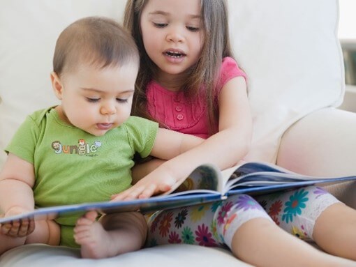 Niños leyendo fábulas cortas.