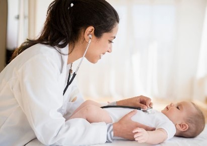 Doctora revisando los signos vitales del bebé.