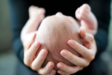 Papá alzando a su bebé