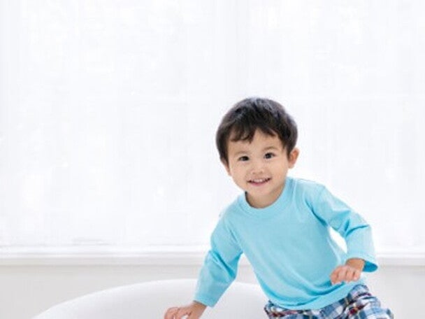 Las emociones son fundamentales en el desarrollo de los niños niño sonriendo y expresando sus emociones