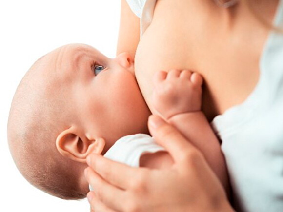 Bebé en el proceso de lactancia materna.