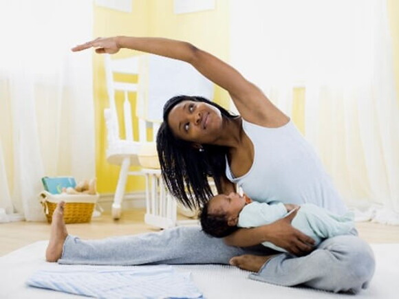 La mamá haciendo ejercicios con bebé