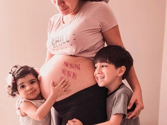 madre-embarazada-con-sus-hijos