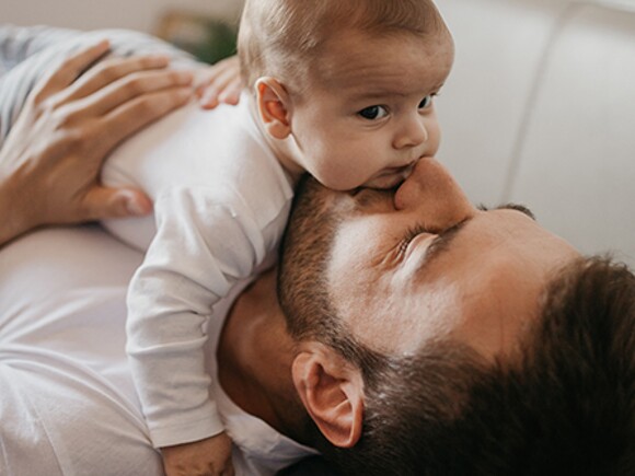 Consejos para papá primerizo—cómo ser un papá involucrado