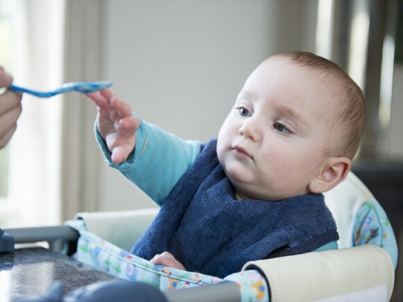 Las señales de hambre y satisfacción de tu bebé de 6 a 12 meses de edad
