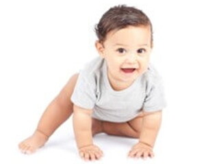 Bebé de 7 meses gateando y sonriendo