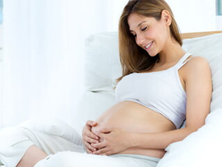 Mujer embarazada tocándose la panza