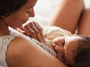 Mujer amamantando a su bebé