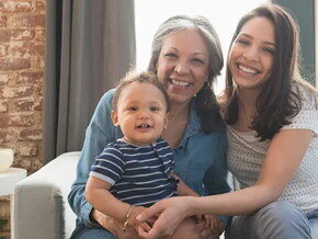 Bebé de 11 meses con su abuela y su mamá