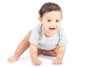 Bebé de 7 meses gateando y sonriendo