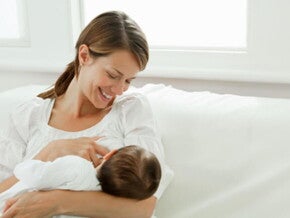 Mamá amamantando a su bebé Mamá amamantando a su bebé