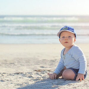 10 consejos para proteger al bebé en la playa. 10 consejos para proteger al bebé en la playa.