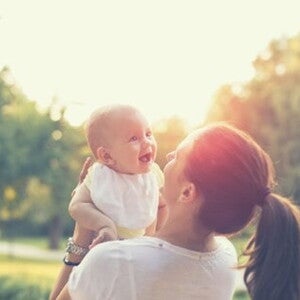 Conoce qué son los baños de sol y su importancia Mamá y bebé tomando un baño de sol