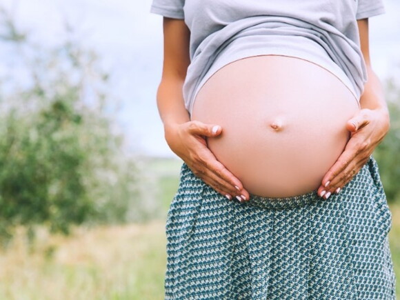 Mujer embarazada, mostrando su vientre 