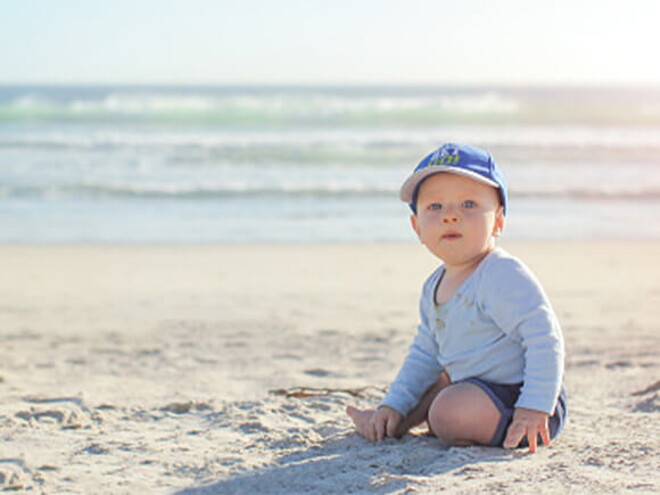 10 consejos para proteger al bebé en la playa. 10 consejos para proteger al bebé en la playa.