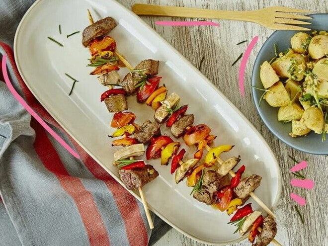 brochetas de res con ensalada brochetas de res con ensalada