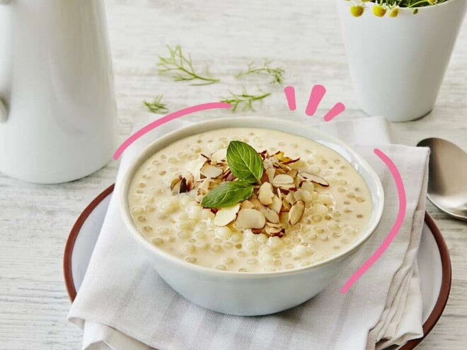 Budín de Tapioca con Almendras Un bowl que contiene budin de chocolate con decoración de almendras