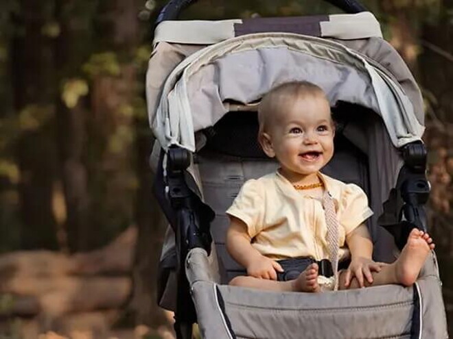 Conoce los consejos para comprar el coche para bebés. Bebé sentado en un coche.