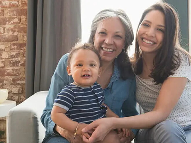 Conoce el desarrollo de tu bebé de 11 meses. Bebé de 11 meses con su abuela y su mamá