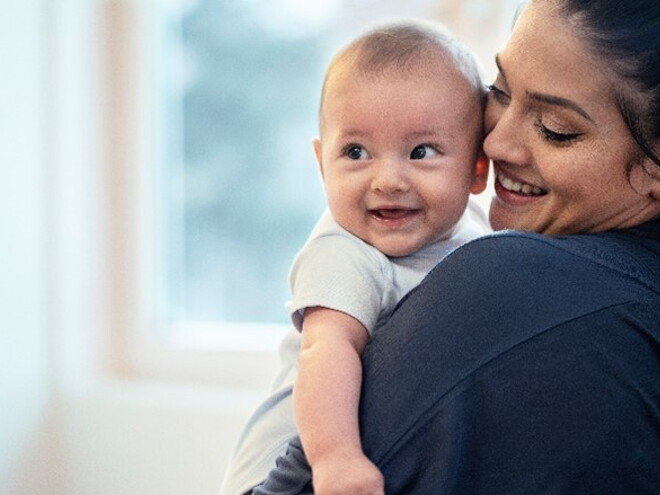 Conoce sobre el desarrollo de un bebé de 6 meses Mamá con su bebé de 6 meses en brazos
