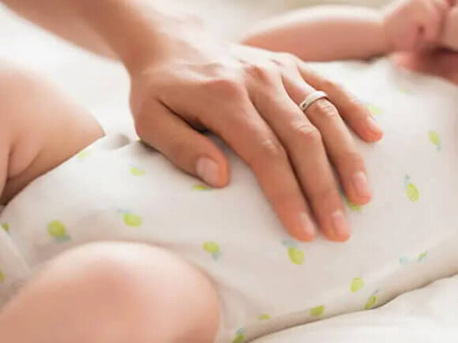 Conoce el desarrollo de un bebé de cinco meses. Mamá consintiendo a su bebé de cinco meses.