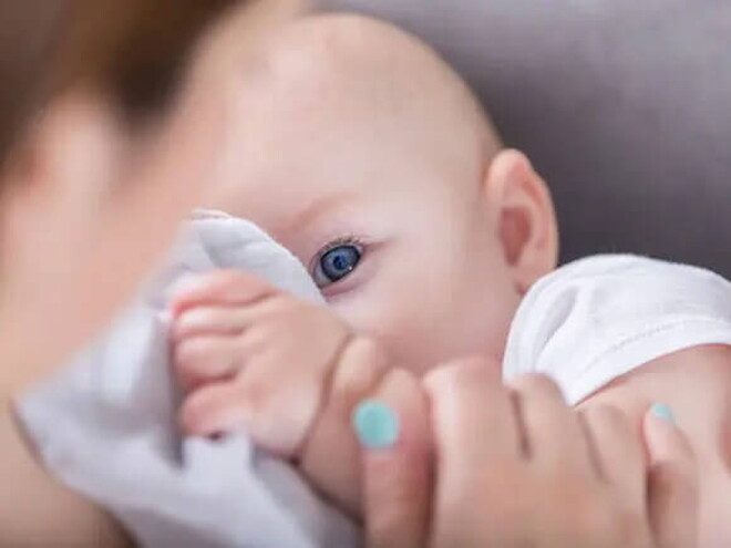 Conoce el desarrollo de un bebé de cuatro meses. Mamá consintiendo a su bebé de cuatro meses.