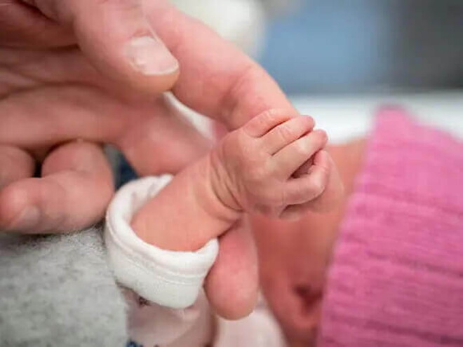 Conoce el desarrollo de un bebé de un mes. Mamá cogiendo la mano de su bebé de un mes.