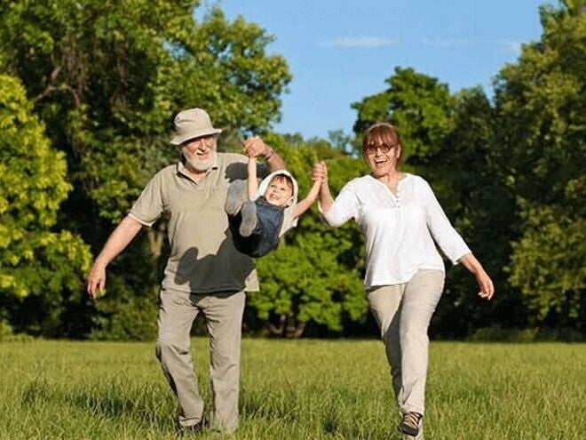 Conexión entre abuelos y nietos niño divirtiéndose con sus abuelos