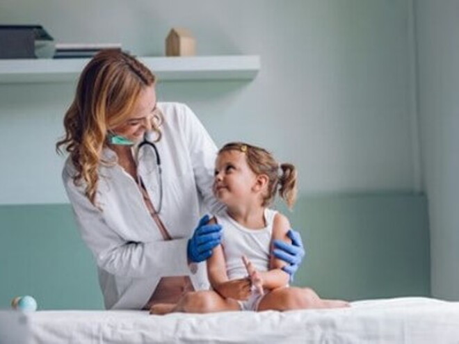 Conoce qué es la escarlatina Doctora revisando al bebé con escarlatina