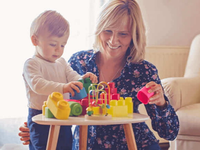 Mamá y bebe jugando con bloques Mamá y bebe jugando con bloques