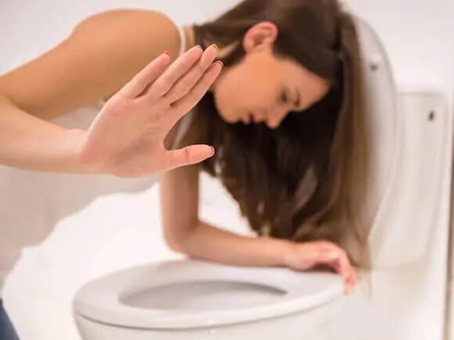 Mujer con náuseas Mujer con náuseas