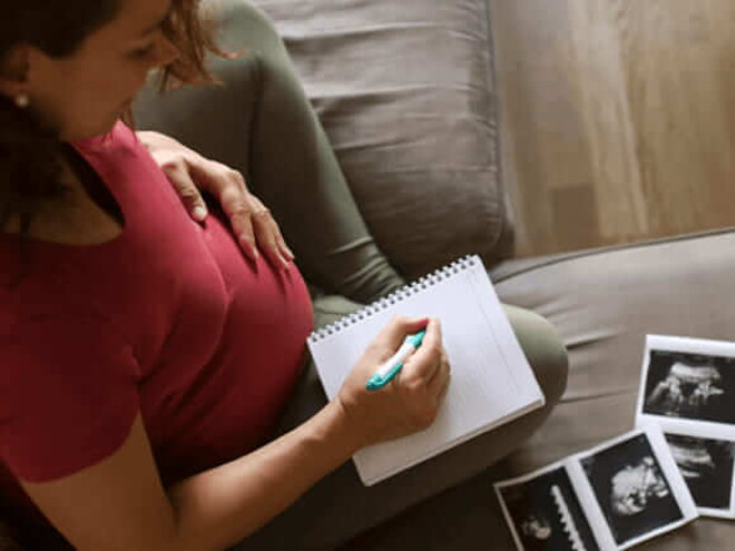 Mamá eligiendo el nombre del bebé Mamá eligiendo el nombre del bebé