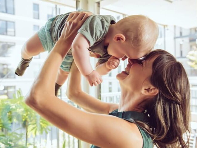 Mamá cargando a su bebé.