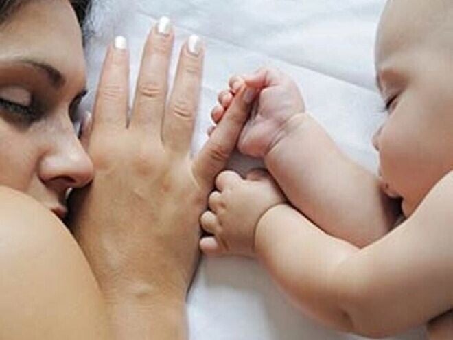 Qué es el colecho Bebé durmiendo con su madre