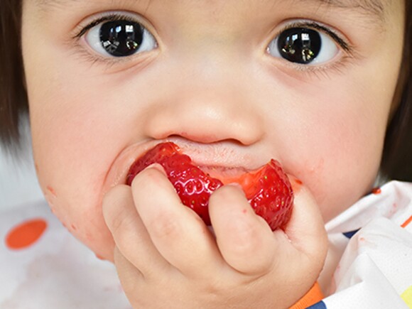 ¿Estás empezando a darle a tu bebé comida? Sigue nuestra lista de alimentación complementaria guiada o Baby Led Weaning (BLW)