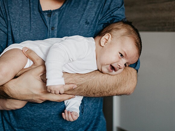 Cómo calmar a un bebé con cólico