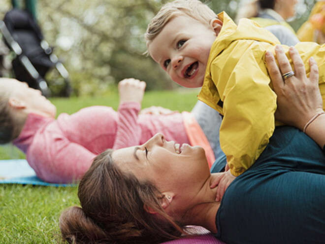 Ejercicios con niños pequeños: Trucos inteligentes para mamá en medio de una vida agitada Ejercicios con niños pequeños: Trucos inteligentes para mamá en medio de una vida agitada
