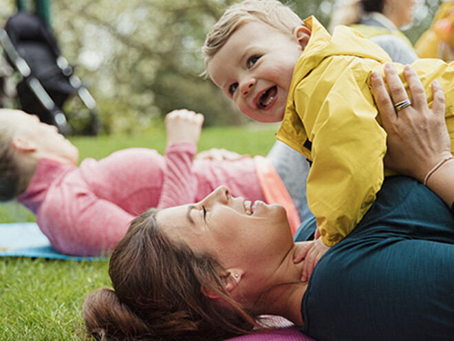 Ejercicios con niños pequeños: Trucos inteligentes para mamá en medio de una vida agitada