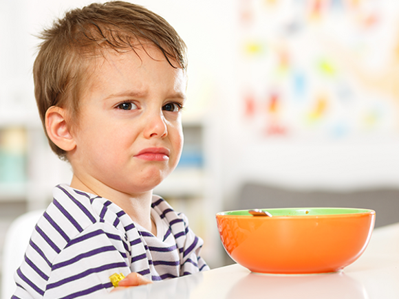 ¡Socorro: mi hijo juega con la comida y no me come!