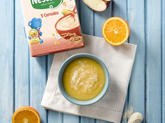 Papilla de manzana y naranja con NESTUM® 5 cereales