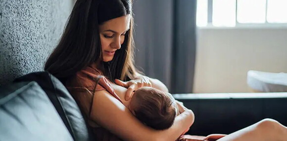 Conoce 10 de los alimentos prohibidos en la lactancia materna. Mamá lactando a su bebé.
