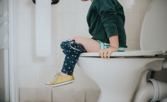 Uno de los hábitos de higiene para niños es el adecuado uso del baño. Niño en el baño.