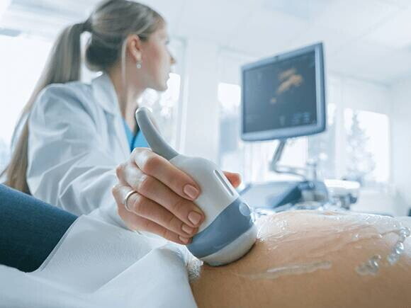 Garantizando un Embarazo Saludable Una mujer embarazada se realiza un ultrasonido para control prenatal