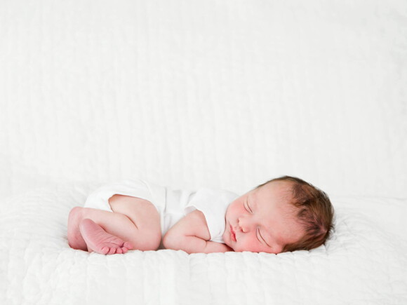 bebé pequeño durmiendo sobre la cama