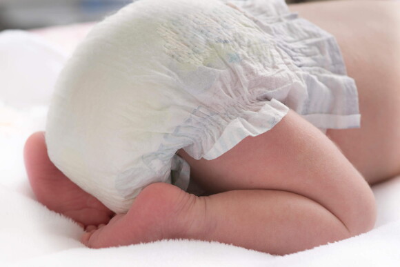 Cambio de pañales en el bebé bebé pequeño utilizando pañal