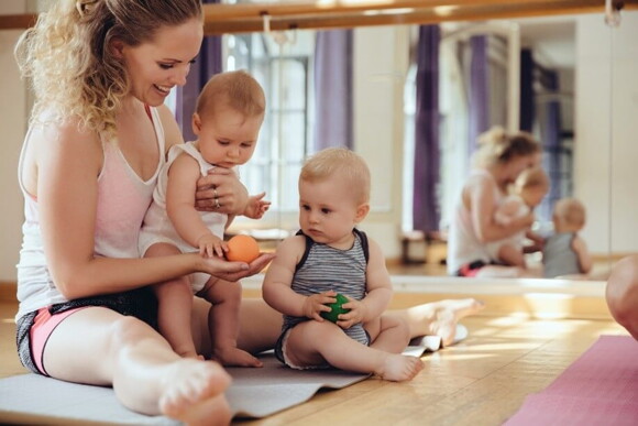 Todos los bebés tienen un proceso de crecimiento distinto y las mamás son fundamentales Bebé sentado al lado de su mamá